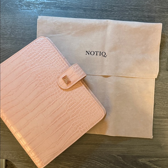 Notiq Pink Croc with Rose Gold hardware 6 ring A5 agenda - Picture 8 of 8